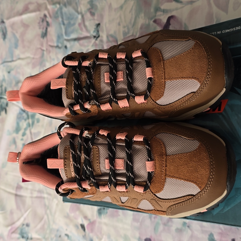 New Women's Tan/Coral Skechers Outdoor Hiking Shoe. Size 8.5 medium